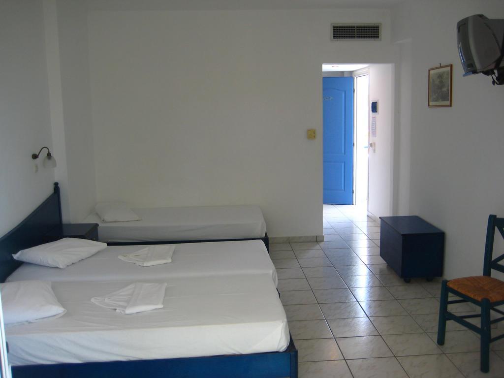 Zefiros Beach Hotel Mykali Стая снимка